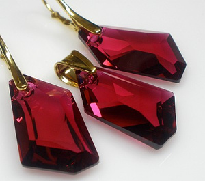 Kryształy Piękny Komplet Złocone Certyfikat Ruby